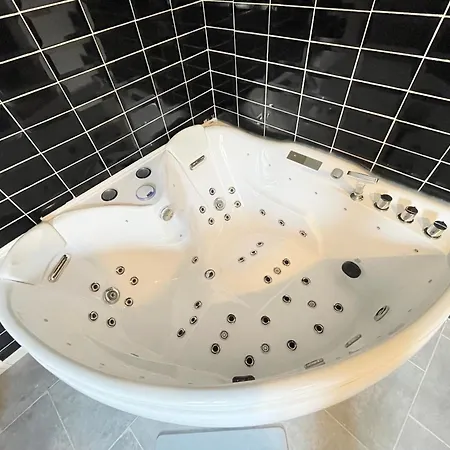 Le Jungle Escapade Romantique Balneo Tout Confort Terrasse Pres De Bayeux Appartement